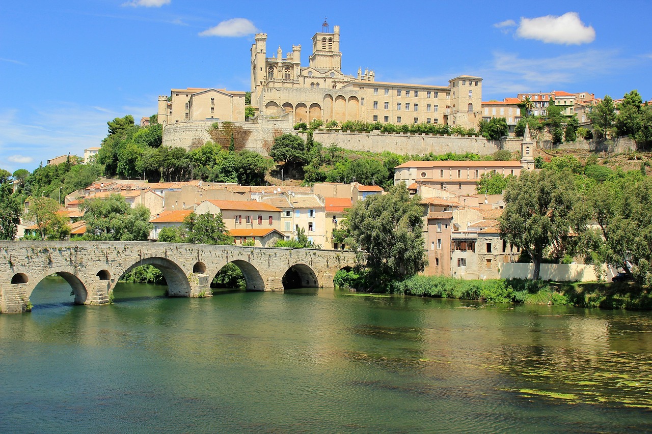 découvrez béziers, une ville riche en histoire et en culture, située dans le sud de la france. explorez ses monuments emblématiques, savourez la gastronomie locale et profitez d'un cadre de vie agréable au bord du canal du midi.