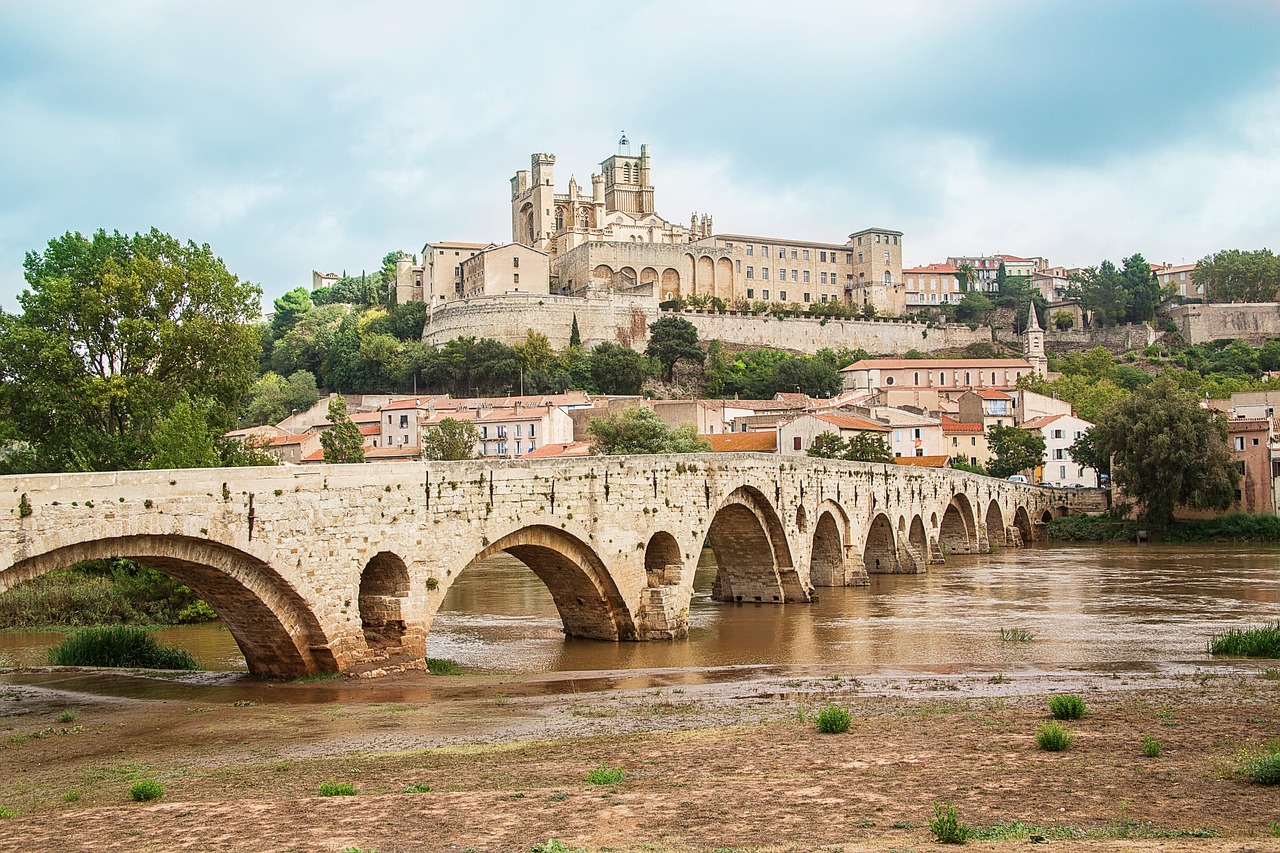 découvrez béziers, une ville riche en histoire et culture, située dans le sud de la france. profitez de ses paysages pittoresques, de son patrimoine architectural et de ses festivals animés tout au long de l'année.
