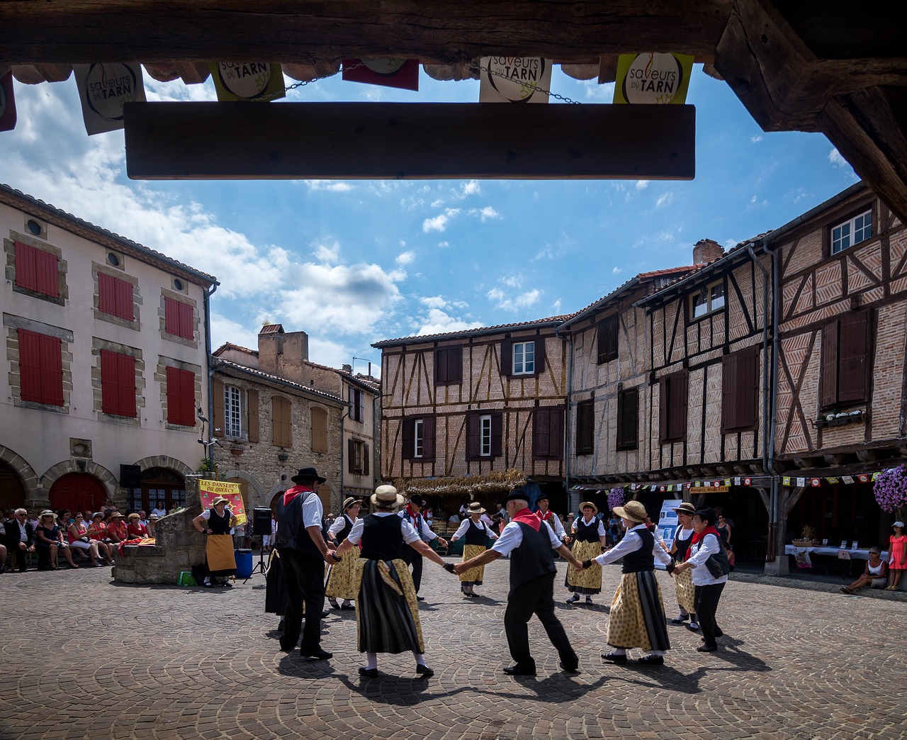 découvrez l'occitan, une langue riche en histoire et en culture, parlée dans le sud de la france. explorez ses racines, son impact sur la région et son revival contemporain à travers la littérature, la musique et les festivités.