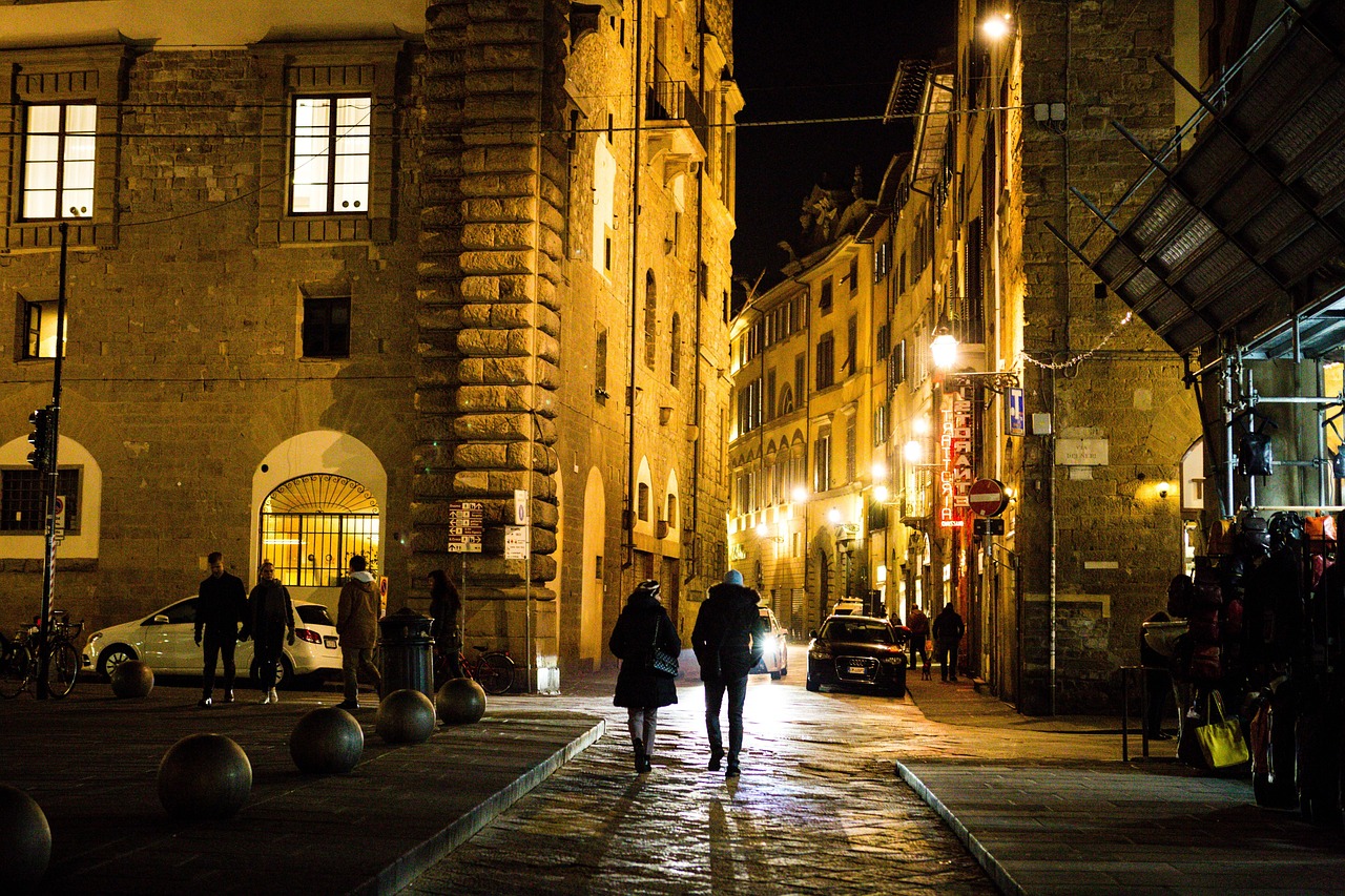 dĂ©couvrez des balades historiques captivantes qui vous plongeront au cĆur du passĂ©. explorez des monuments emblĂ©matiques, des rues chargĂ©es d'histoire et les rĂ©cits fascinants qui ont façonnĂ© notre hĂ©ritage culturel.